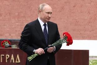 Putin rinde homenaje en la tumba del soldado desconocido de Moscú