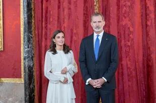 11/03/2022 King Felipe VI and Queen Letizia at the reception of the President and First Lady of the Republic of Paraguay before lunch at the Palacio de la Zarzuela in Madrid (Spain) on November 3, 2022.  Before lunch, the President of the Republic of Paraguay met with the King and the Chief Executive.  Among other activities, Mario Abdo has organized the Spanish Confederation of Business Organizations (CEOE) at the Spain-Paraguay Business Meeting.  Policy Europa Press/A.Ortega.Pool - Europa Press