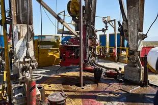 Derrumbe histórico del petróleo: bajó casi 20% y golpea de lleno a Vaca Muerta
