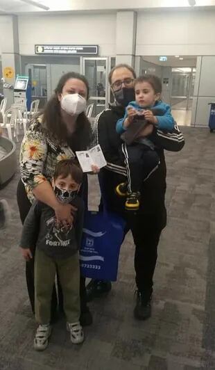 Paola y su familia en el aeropuerto de Israel