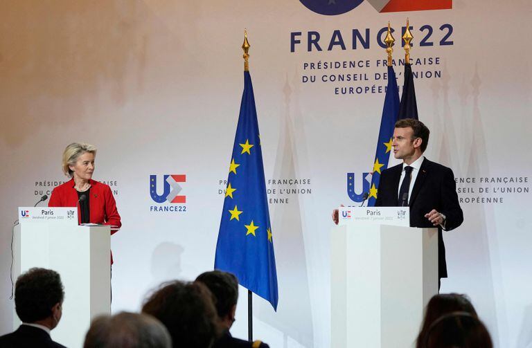 El presidente francés, Emmanuel Macron, y la presidenta de la Comisión Europea, Ursula von der Leyen, ofrecieron una rueda de prensa en París, al Francia asumir la dirección del Consejo de la UE por seis meses