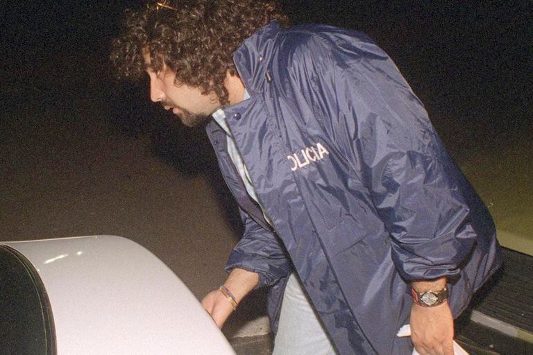 Antonio Gerace, el 9 de octubre de 1996, a la salida del departamento de Guillermo Coppola, mete una bolsa con pruebas en el baúl de un auto 

