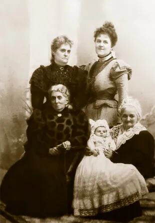 María Varela de Beccar, rodeada por su mamá Justa Cané (viuda de Florencio Varela) y su descendencia