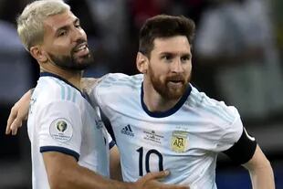 Amigos en la selección, Messi y Agüero ahora también compartirán club.