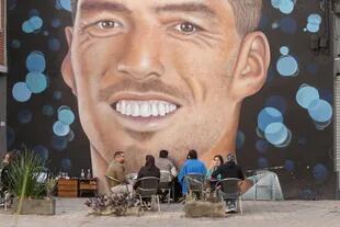 Mesas en la vereda de Café Gourmand, con el futbolista Luis Suarez como protagonista.