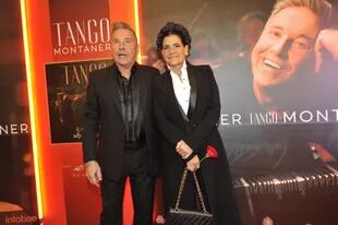 Ricardo Montaner y su esposa Marlene Rodríguez posan en la alfombra roja del Café de los Angelitos por la presentación del álbum Tango 