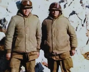 Los soldados Ricardo Guillén y Victor Ventura, el día que  llegaron a las Islas Malvinas, el 2 de abril de 1982