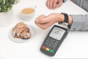 El uso de NFC, incluido en muchos relojes inteligentes y en las nuevas tarjetas de crédito, permite los pagos sin contacto