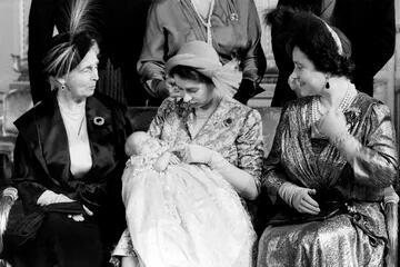 La princesa Isabel de Gran Bretaña sostiene a su hija, la princesa Ana, después de su bautismo en el Palacio de Buckingham, en Londres, el 23 de octubre de 1950
