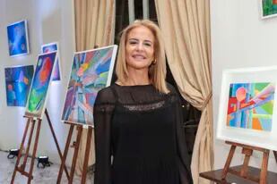 Pilar Lacalle Pou con sus obras en la Embajada de Uruguay en la Argentina