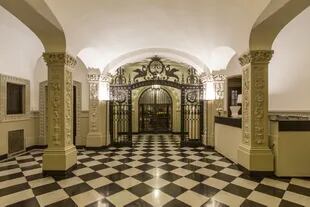 El imponente hall de entrada de esta casona que data de 1923 y que fue originalmente fue un petit hotel de estilo francés, en dos plantas. Y perteneció a la familia Carabassa antes de que la comprara la Fundación. 