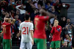 Tras el remate de Cristiano Ronaldo, todos se agarran la cabeza: la definición se fue junto a un palo