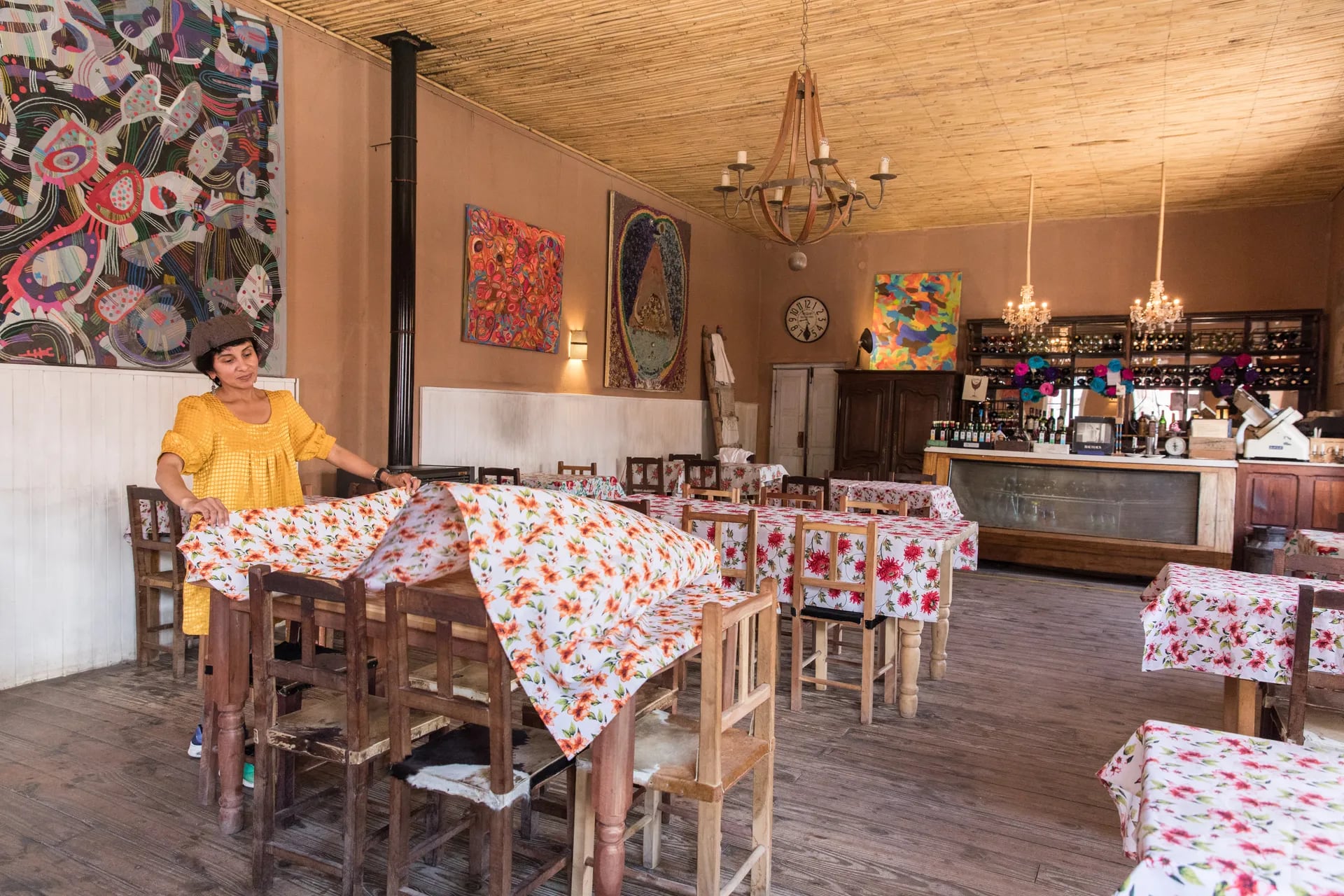 En las paredes del restaurante cuelgan pinturas del artista plástico Fernando Fernández, marido de Florencia. El ambiente y los sabores ofrecidos crean una experiencia multisensorial.