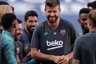 Un momento de distensión en el entrenamiento de Barcelona, encabezado por Piqué
