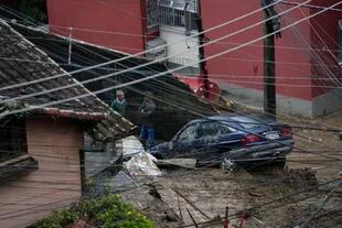 Residentes en una zona afectada por deslizamientos de tierra en Petrópolis, Brasil, el miércoles 16 de febrero de 2022. 
