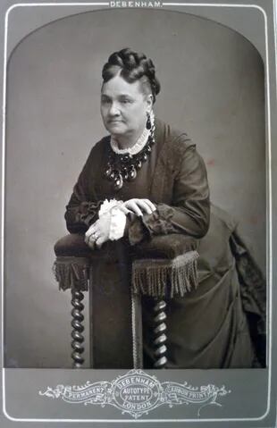 Manuelita Rosas sobre reclinatorio. 1877. Toma de W.E. Debenham, Londres. Colección Museo Histórico Cornelio Saavedra.