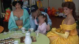 Las Princesas de Disney le cumplieron el sueño de tomar el te a una niña de 5 años que esperaba un trasnplante de corazón en el 2007