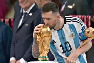 El beso soñado a la copa del mundo
