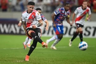 Enzo Fernández anota de penal el 1-1 de River ante Fortaleza, por la Copa Libertadores