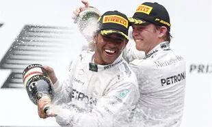 Lewis Hamilton y Nico Rosberg, una relación tormentosa que terminó tras el retiro del alemán, luego de ganar la corona en 2016