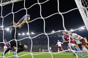 La fantástica doble tapada de Dibu Martínez a Haaland en el gran triunfo de Aston Villa sobre Manchester City