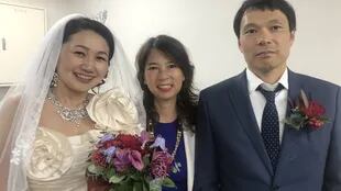 La "casamentera" Cheiko Date (centro) dijo que unos 450 de sus clientes se sometieron a pruebas de ADN. En esta foto posa con Cheiko Mitsui en el día de su boda