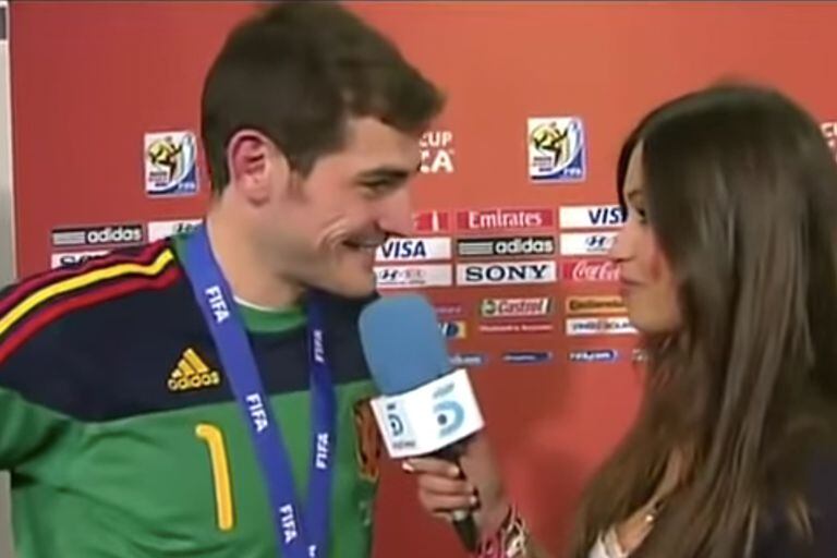 El inolvidable momento en que el arquero español besó a la periodista en el Mundial de Sudáfrica.