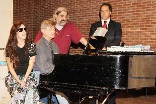 Ariel del Mastro, junto a su madre Nacha Guevara, Alberto Favero y Daniel Scioli, durante las audiciones para Eva, el gran musical argentino