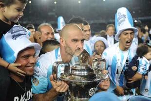 Licha López besa la Copa que recibe el campeón de la Superliga