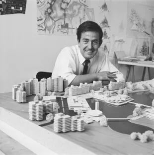El arquitecto alemán Albert Speer Jr. en 1966 con unos de sus primeros modelos como urbanista