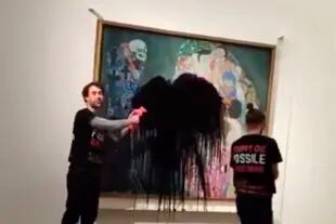 Vándalos en acción contra el cuadro "Muerte y vida" de Gustav Klimt en el Museo Leopold de Viena. Captura de video