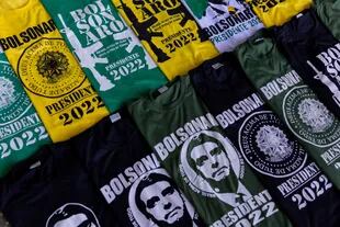 Los vendedores ambulantes ofrecen camisetas electorales de propaganda para el actual presidente brasileño Bolsonaro, cuyo nombre está representado en relación con las armas, con Dios y con el lema "Brasil por encima de todo"