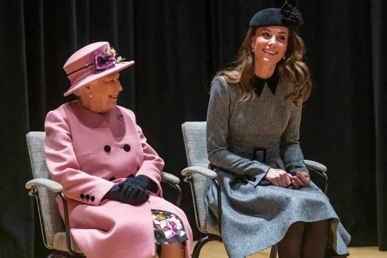 En marzo de 2019, Su Majestad visitó junto a la duquesa de Cambridge,  el King’s College, para inaugurar Bush House, las últimas instalaciones de educación y aprendizaje en el campus de Strand. Kate es, junto a su marido, el príncipe William, un gran apoyo para la Reina, que en más de una ocasión confió en ellos como sus embajadores.