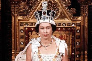 La reina Isabel II de Gran Bretaña en la inauguración estatal del Parlamento en Londres en esta foto de abril de 1966