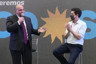 Juan Manzur, con el ministro Wado de Pedro aplaudiéndolo, en una foto que el jefe de Gabinete subió a sus redes sociales