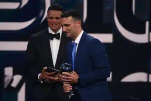 Scaloni les ganó a Ancelotti y Guardiola en París y sorprendió con una broma tras recibir el premio