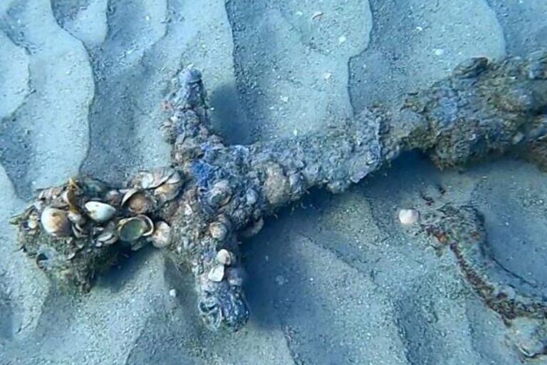 La espada resurgió del fondo del océano tras el desplazamiento de las arenas