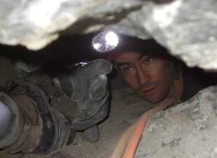 Esta foto del miércoles 25 de noviembre de 2009 proporcionada por la oficina del alguacil del condado de Utah muestra a un rescatista voluntario no identificado durante un esfuerzo de rescate en Nutty Putty Cave