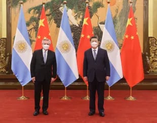 Presiden Alberto Fernández dengan timpalannya dari Tiongkok Xi Jinping dalam sebuah kunjungan untuk memperkuat hubungan bilateral dengan Tiongkok.