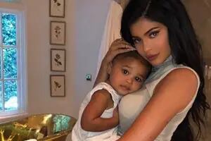 Polémica por los extravagantes aros que Kylie Jenner le puso a su hija de 2 años