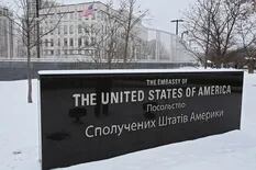 EE.UU. desaloja su embajada y más gobiernos piden a sus ciudadanos abandonar el país ante el riesgo de invasión