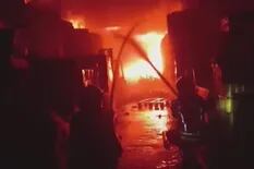 Se incendian dos depósitos en Lomas de Zamora y nueve dotaciones de bomberos trabajan para extinguir el fuego