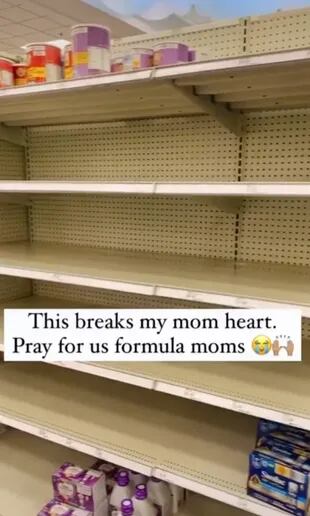 La madre mostró los estantes vacíos de fórmula para bebés