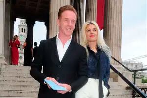 A un año de la muerte de su gran amor, Helen McCrory, Damian Lewis se muestra con su nueva novia