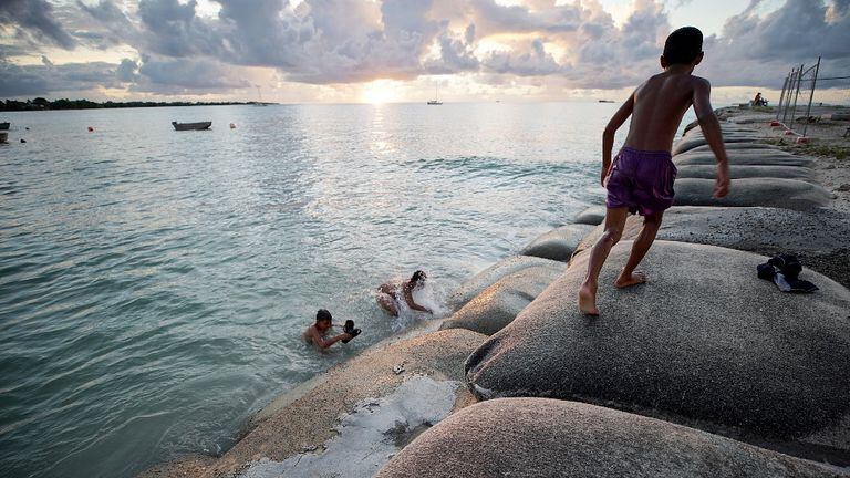 Con bolsas de arena Tuvalu intenta aminorar el avance del mar