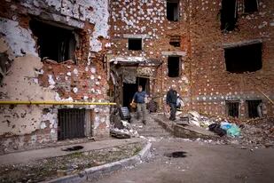 Oleksiy Onoschenko, de 42 años, rescata libros de su casa destruida durante la ocupación rusa en Irpín, a las afueras de Kiev, Ucrania, el sábado 30 de abril de 2022. (AP Foto/Emilio Morenatti)