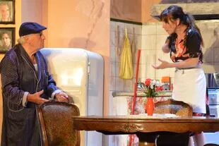 Viviana Saccone juega una escena con Enrique Liporace en la comedia costumbrista La divina familia, de Paco Hasse