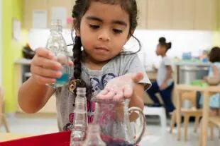 Experimentar y descubrir es una de las bases del método Montessori
