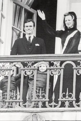 El 15 de enero de 1972, después de ser proclamada monarca, Margarita II de Dinamarca saluda desde el balcón del Palacio Christiansborg acompañada por su marido, el príncipe Henrik, y sus hijos, los príncipes Federico y Joaquín.
