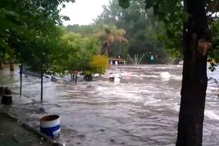 Impactantes desbordes de ríos en La Falda